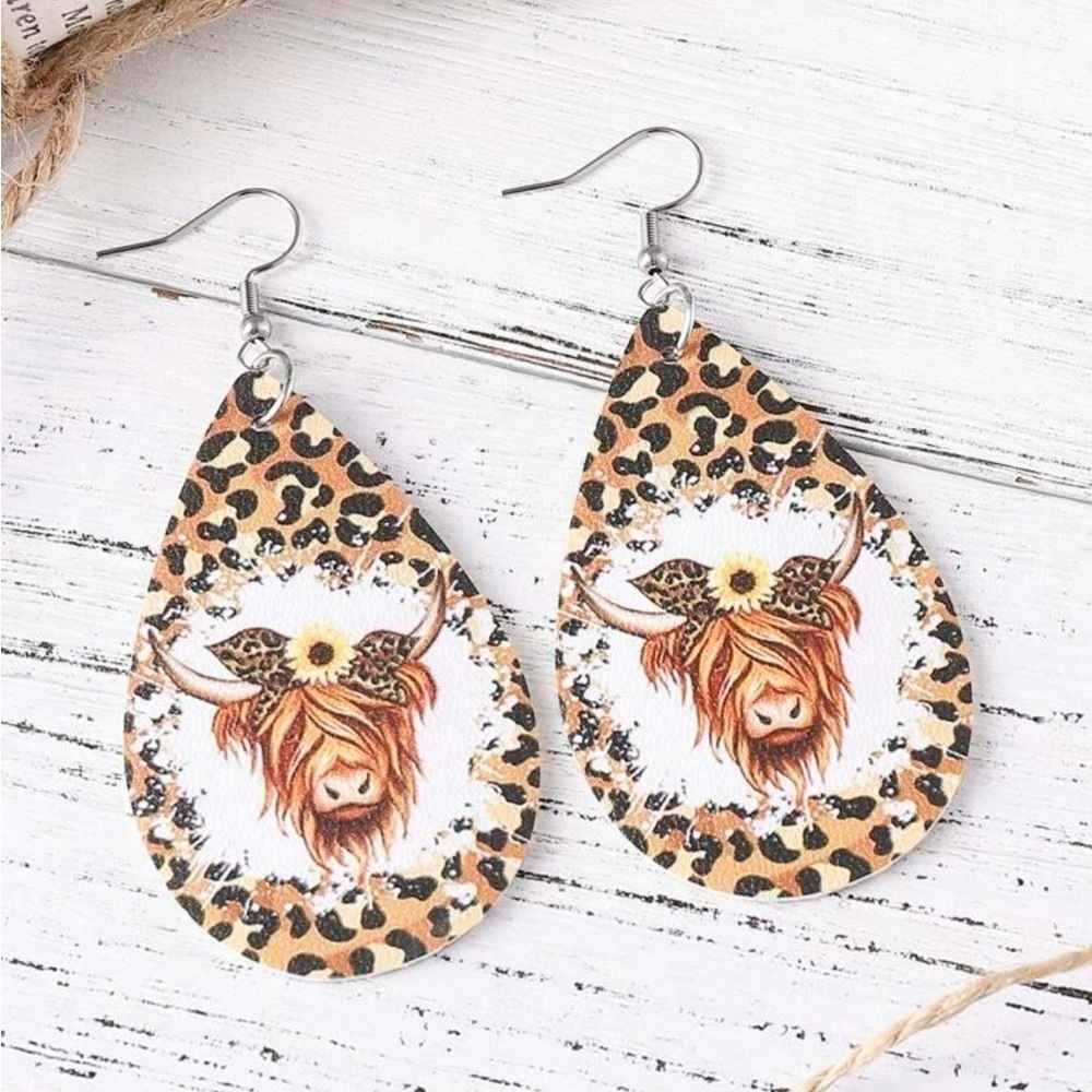 Boho festival wood earrings Highland Cow & Leopard teardrop shape design - Picture 4 of 6